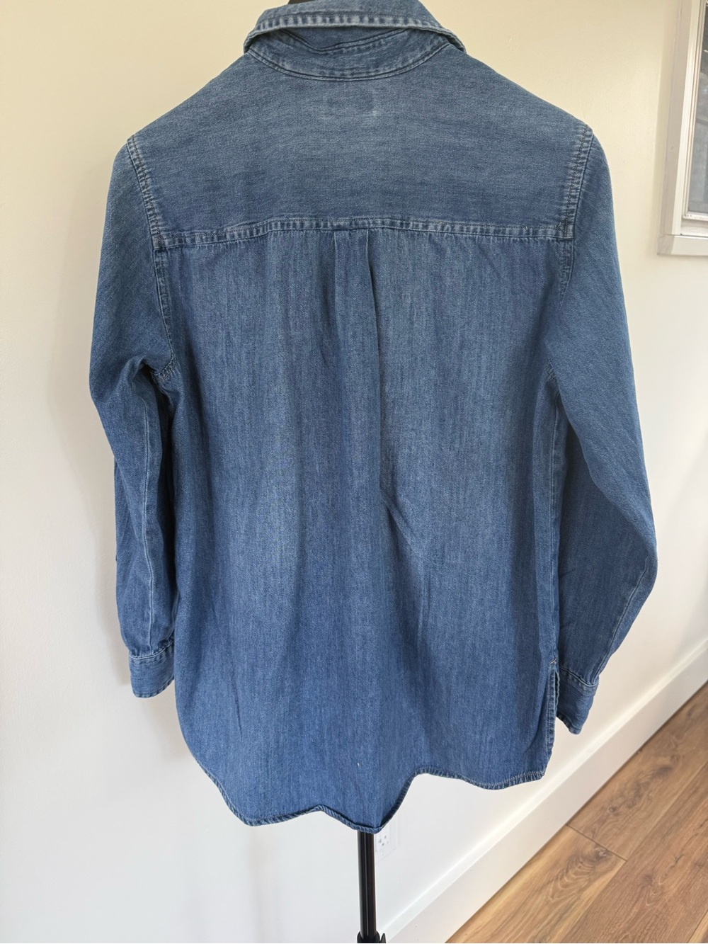 Levi's Women’s Classic Blue Denim Button-Up Shirt - Picture 3 of 6